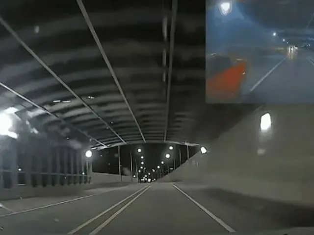 男性が推定時速100キロで走る車の屋根にぶら下がり、道路交通法違反中の映像が衝撃だと話題に