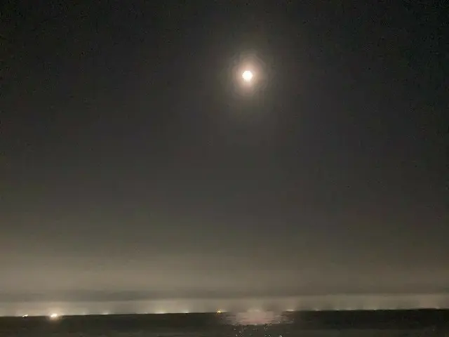 【t公式】EVERGLOW、[ #理由]夜の海は本当に良い..写真はなぜイロルカ？
