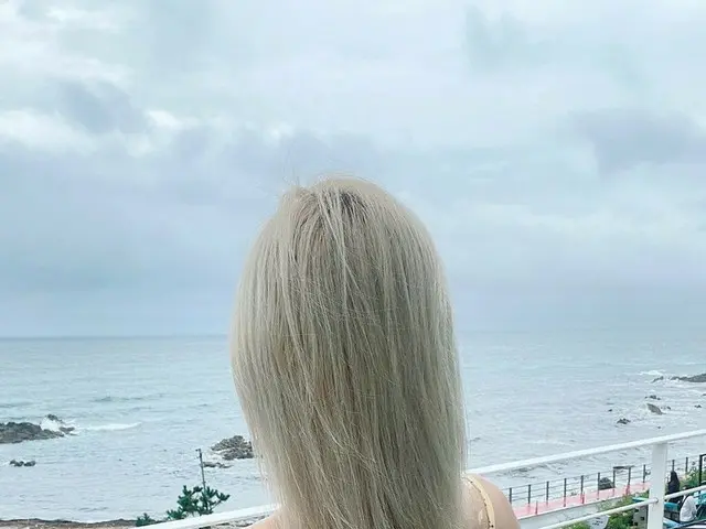【t公式】EVERGLOW、[ #来る]海と風だけあればどこにでもガルスイ書いオオ～～ポデュンがする海越えきれいジョン！みんなマトジョムする❤️