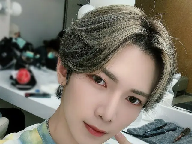 【T公式】ATEEZ、[📷] SBS MTV「THE SHOW」のMC女子商業高校Behind Photo ⠀雨の日どこかで光が私の理由が✨まさに女子商業高校