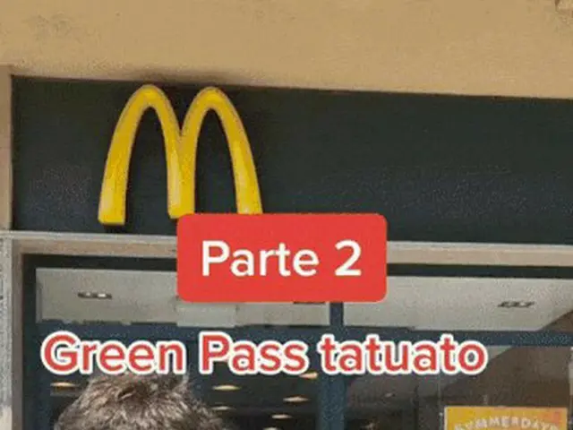 新型コロナワクチン接種を証明するQRコードTATOOを入れたイタリアの男性