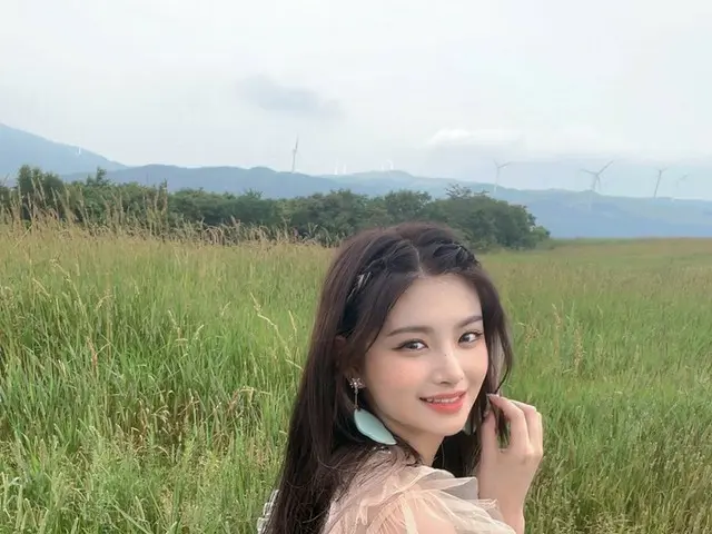 【t公式】EVERGLOW、[ #YIREN]天気超え良い一日だったオヨ〜目が浮いてジョユwwww