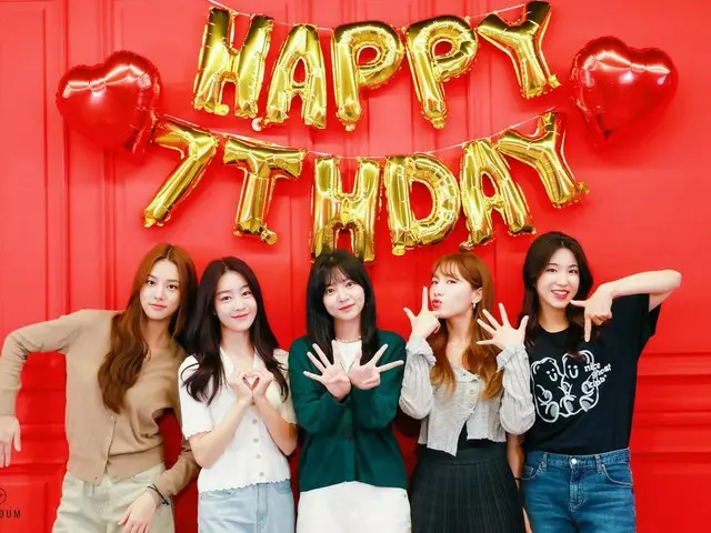 【t公式】LABOUM、[ #LABOUM]💌140828〜ing LABOUMとラテがお互いに反しボリンジ🙈🙉いつのまにか7年！これからも私たちは一緒花