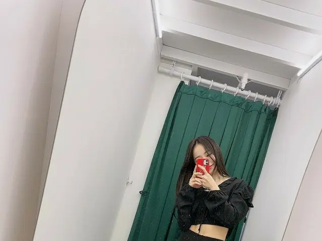 【t公式】今月の少女(Loona)、[ #ViVi】写真上げよう区の写真アルバムを反転させたがセルカあまりなく反省中..😶🌫️ふ #今月の少女(LOONA)