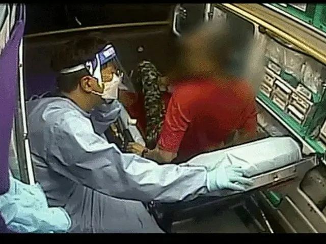 60代の男性が病院への搬送が遅くなったという理由で救急隊員に対して暴言や暴行を加える瞬間が韓国で話題に