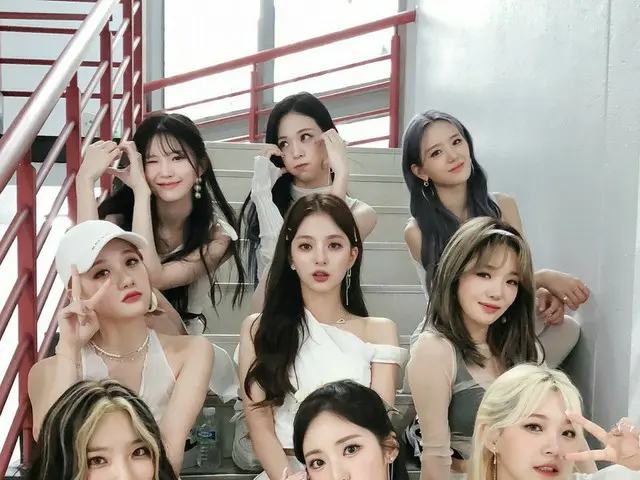 【t公式】fromis_9、[💌 #fromis_9]そこもし誰サングラスのある方？ 😎白色のプロンプトが光とが出て目をモトトゥている... ✨  #人気歌