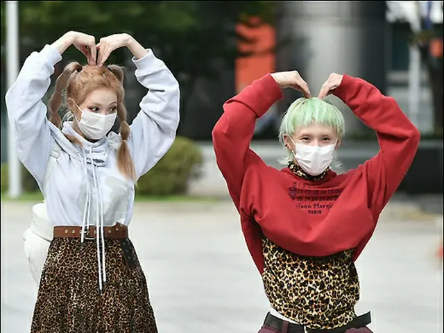 ヒョナ_＆DAWN、SBSラジオ「二時脱出カルトショー」に出演のため放送局へ