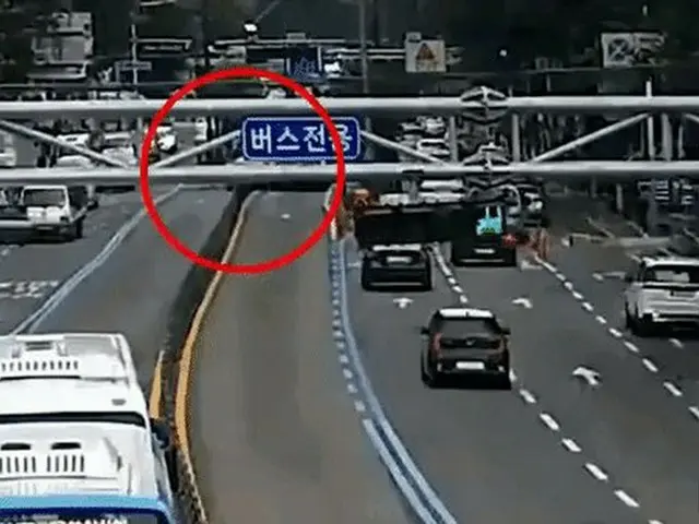 86歳女性が運転していた乗用車が中央分離帯を越えて反対車線に突進し、衝突する瞬間が韓国で話題に