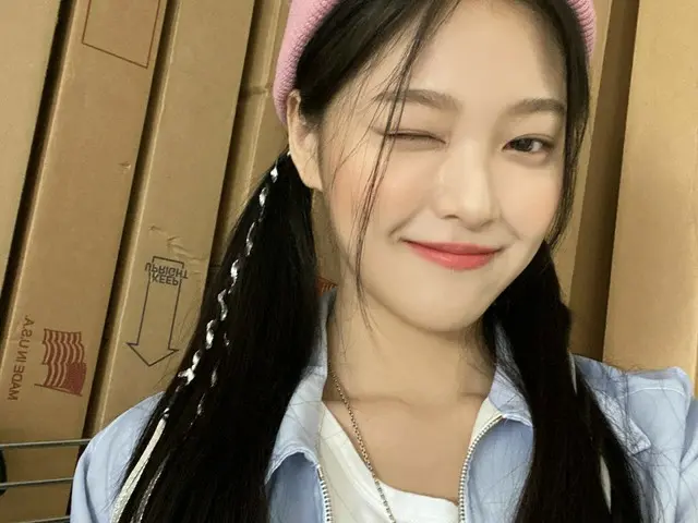 【t公式】今月の少女(Loona)、[ #ヒョンジン/ #HyunJin]ああ、ヒジンがは私と写真を撮る時の表情毎日、QI😒  #今月の少女(LOONA)#L