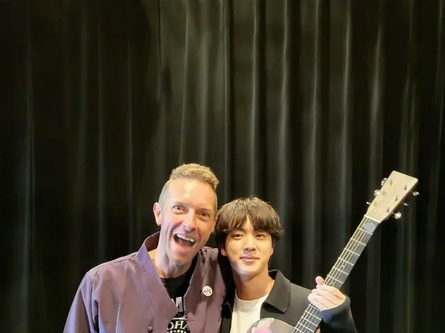 【d公式big】RT BTS_twt：Chris Martinが彼のパフォーマンス終わっギフトくれた他のその他かっこいいハニクールに与えたマイフレンド家家宝とし