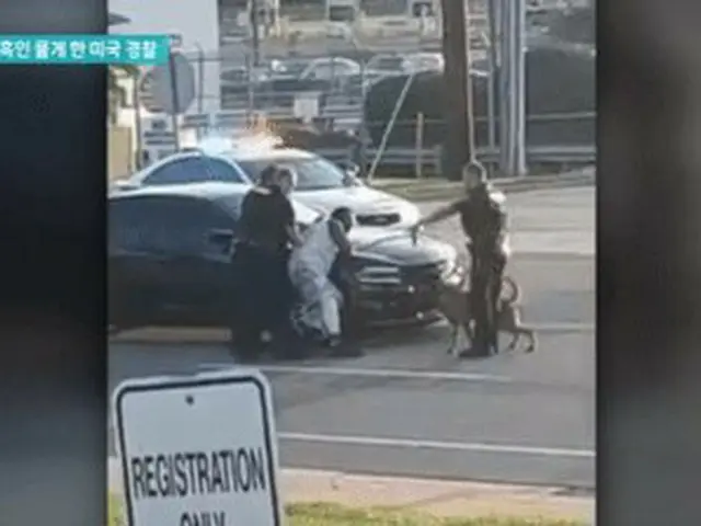 アメリカで白人警官が黒人容疑者を逮捕する過程で犬を放って噛ませた映像が公開されて物議に