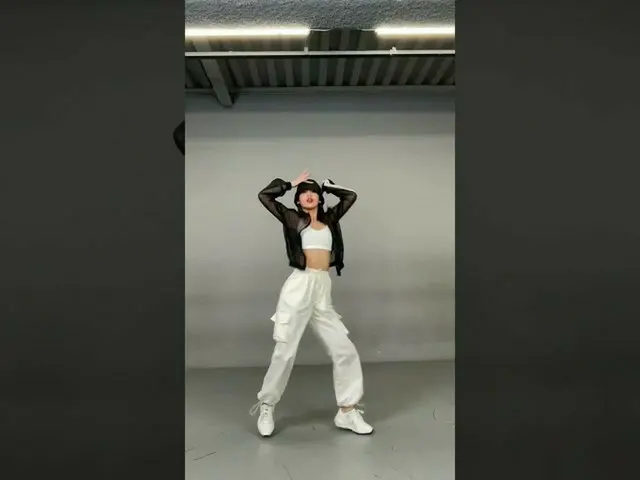 【公式】ITZY、 #ITZY #LOCOChallenge #CrownDance #クラウンダンス#YEJI #イェジ#CRAZYINLOVE #LOCO 