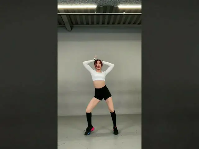 【公式】ITZY、 #ITZY #LOCOChallenge #CrownDance #クラウンダンス#CHAERYEONG #チェリョン#CRAZYINLOV