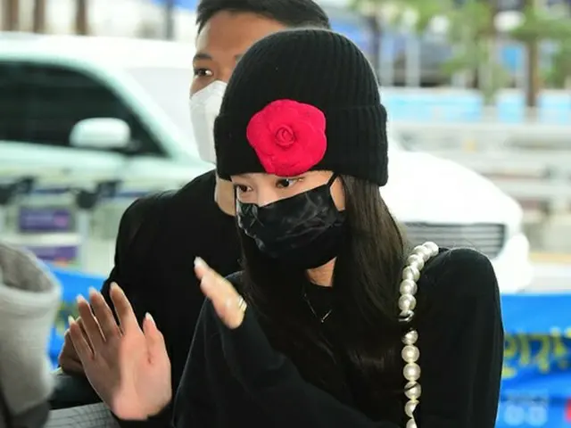 BLACKPINK ジェニ、個性的なファッションで「パリファッションウィーク」に向け出国