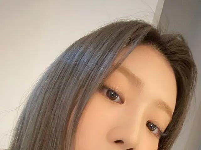 【t公式】今月の少女(Loona)、[ #金立/ #KimLip]金立頭でも黒頭が出てきたんです😉でもまだ眉毛は明るさ #今月の少女(LOONA)#LOONA
