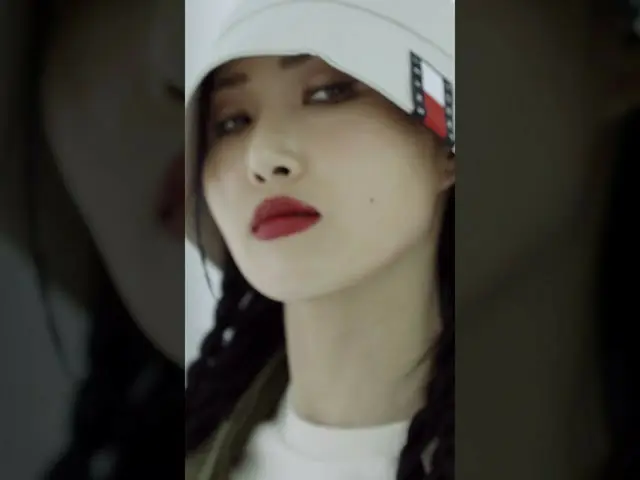 【t公式】MAMAMOO、[ #ファサ] We say Hwa sa X TOMMY JEANS  - トミーシューズ編🔗 #MAMAMOO #HwaSa #