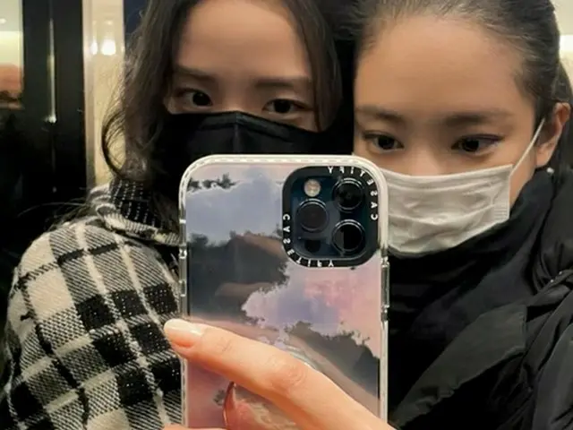 「BLACKPINK」JENNIE＆JISOO、ラブラブなデート写真が話題に