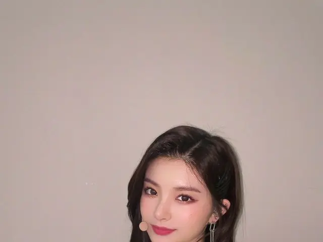 【t公式】EVERGLOW、[ #YIREN]🤭