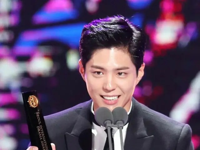 俳優パク・ボゴム、「ソウルドラマAWARDS」で「韓流ドラマ演技者賞」を受賞。
