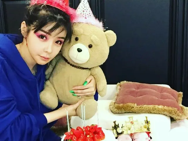 2NE1 元メンバーのBOM、SNS更新。