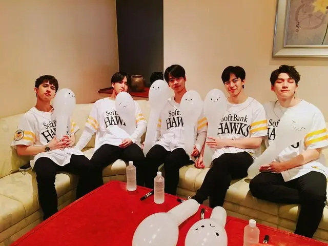 【eJT公式】VIXX、 福岡ソフトバンクホークスのホーム公式戦、始球式セレモニーを終えてVIXX風船をつくったメンバー達。