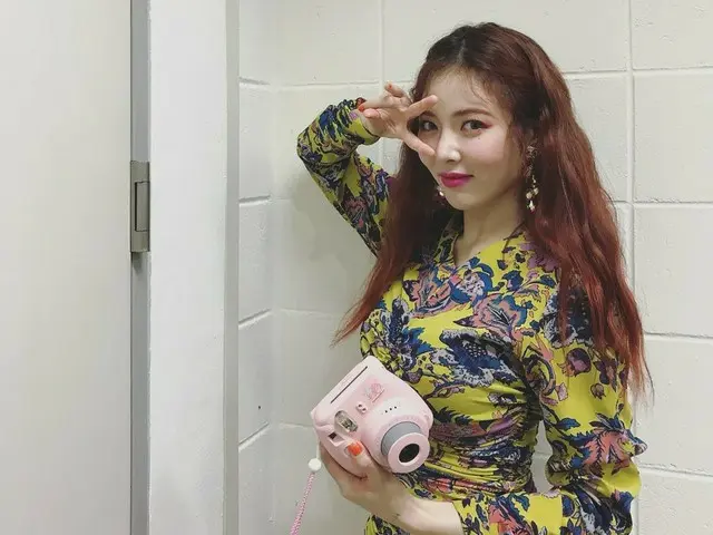 4Munute出身 ヒョナ、インスタントカメラに夢中。