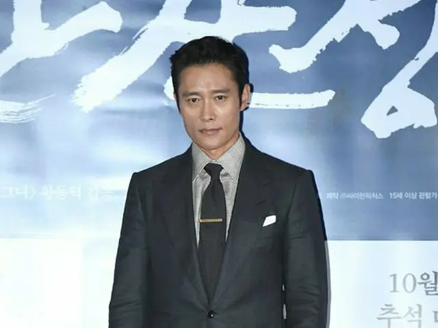 俳優イ・ビョンホン、映画「南漢山城」のマスコミ試写会に出席。