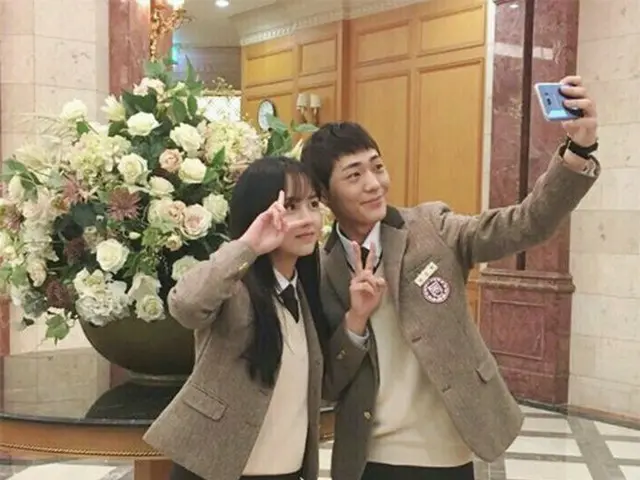 女優キム・ソヒョン、ドラマ「あなたが眠っている間に」撮影現場でシン・ジェハと仲良くツーショット！