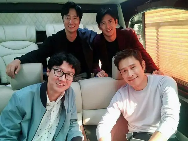 俳優イ・ビョンホン、舞台挨拶の待機中。