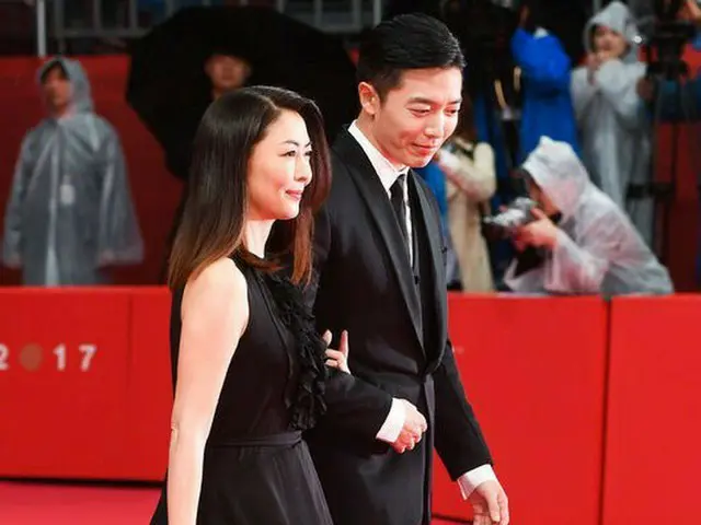 日本の歌手・女優の中山美穂、韓国の俳優キム・ジェウク、一緒に「第22回釜山国際映画祭」レッドカーペットに登場。