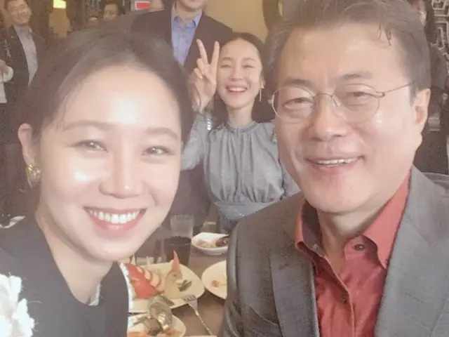 女優コン・ヒョジン、韓国大統領とのツーショットを公開。