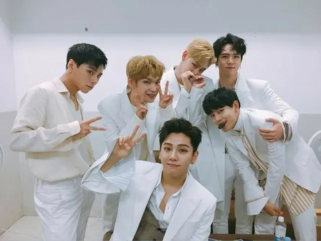 JBJ、デビューショーケース後に撮った団体写真公開。