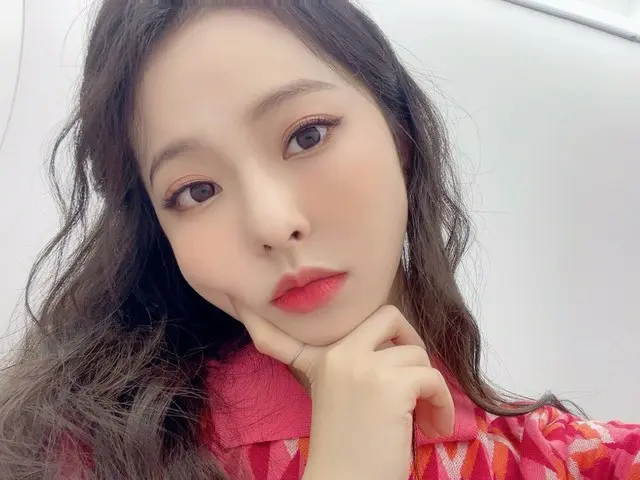 【t公式】今月の少女(Loona)、[ #ViVi】フラフープ〜衣装ほど果汁ワンピース🍓🍓🍓  #今月の少女(LOONA)#LOONA