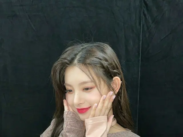 【t公式】EVERGLOW、[ #YIREN]ギョンジュパンもよく食べた日だっオ🐒