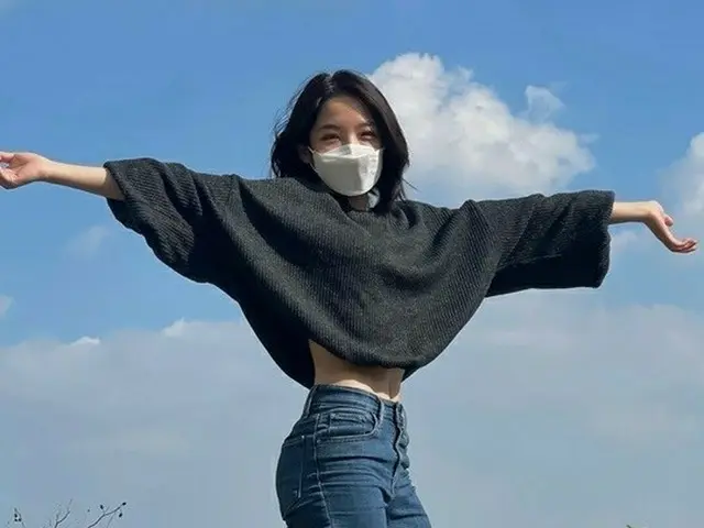 女優ソ・シネ、ウエストの細さに視線集中