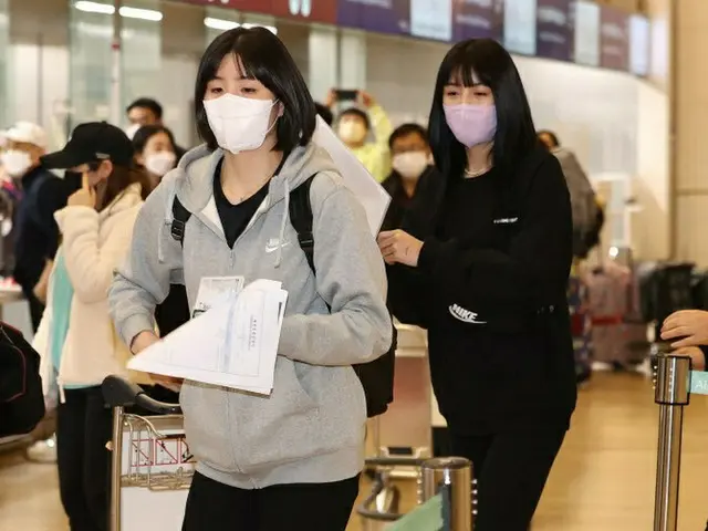 いじめ問題で韓国バレー界から追放され、家庭内暴力暴露まで提起されたイ・ジェヨン＆イ・ダヨン双子姉妹、ギリシャに到着