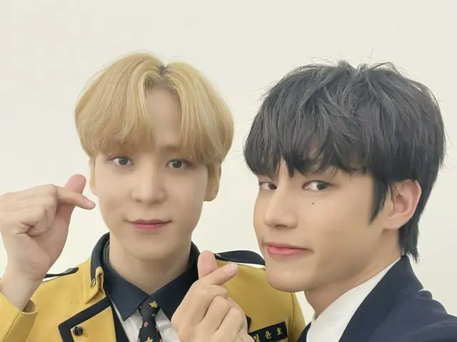 【T公式】ATEEZ、[📷] BACK TO THE2017💛💙V LIVE Behind Photo ⠀制服が誰よりも相性のようによく似合う立って工芸ジ