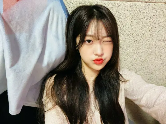 【t公式】今月の少女(Loona)、[ #チェリ/ #Choerry]ヘᇂ笑びっくりで前髪見せてくれるのを待ってイトオトオヨ笑どうオー💜😝  #今月の少女(