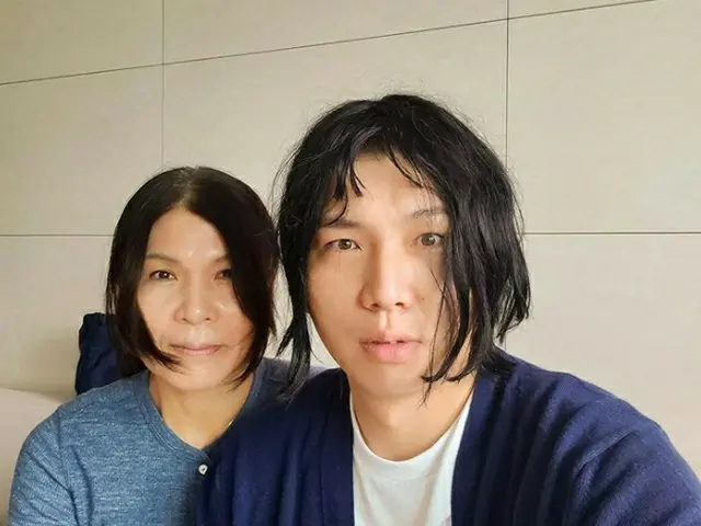 お笑い芸人ホン・ヒョンヒの夫でインテリアデザイナーのジェイソン、運転免許証をなくしたと明かすが、お母さんと顔が似すぎているため、ネットユーザーから「お母さんの免