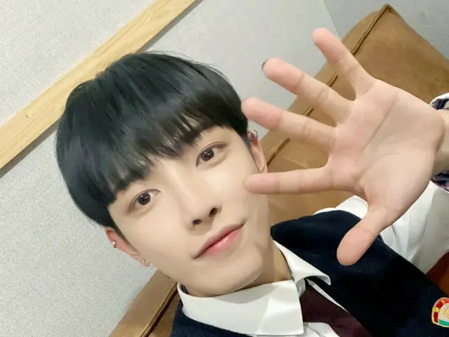 【T公式】ATEEZ、[📷]✋👐✋👐✋👐V LIVE Behind Photo ⠀もしかしたら私たちホンジュンが19歳時に帰ったのでしょう？🤭その時、