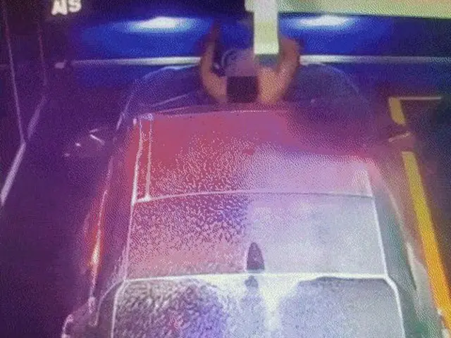 洗車場で車と一緒に自分の体を洗おうとする瞬間が韓国で話題に
