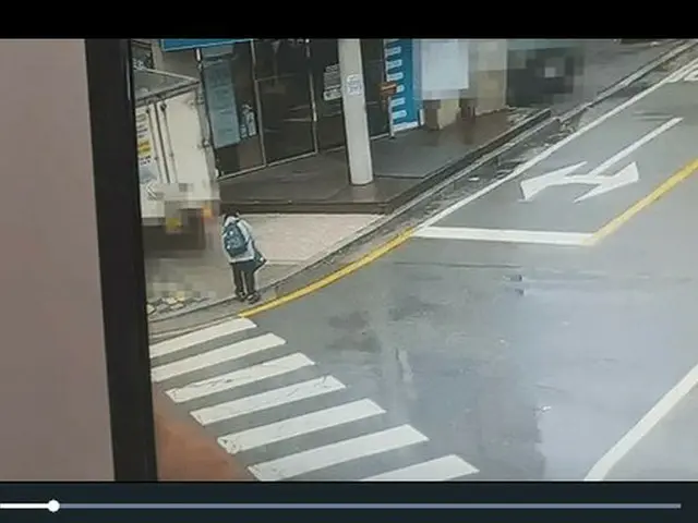 韓国で歩道上に違法駐車していたトラックがバックして子どもに向かっていく瞬間が話題に
