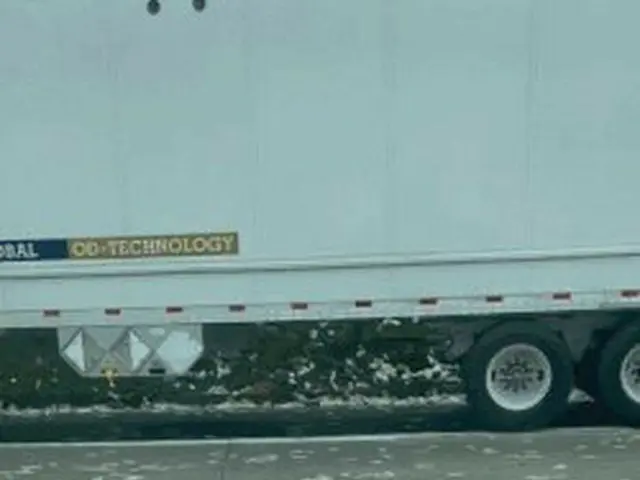 アメリカの高速道路で現金輸送車の事故により現金が路上に飛び散っている映像が韓国でも話題に…FBIなどは現金を持って行った人は返さないと窃盗容疑で逮捕すると警告