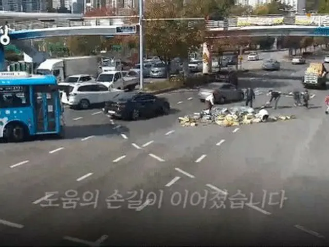 釜山市内の路上でトラックの積み荷が落ちてしまう事故が起き、通りすがりの市民10人ほどが集まって10分ほどで事態を収拾して話題に