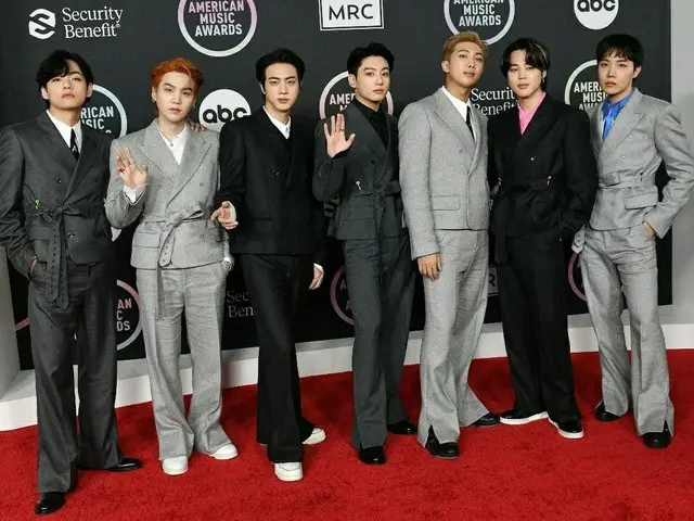 「AMAs」レッドカーペットに登場したBTS(防弾少年団)、衣装はルイ・ヴィトン