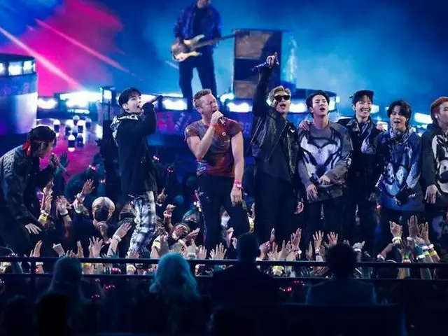 BTS(防弾少年団)、「AMAs」でColdplayと合同ステージを披露