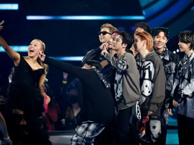「AMAs」に出席ジョジョ・シワ、BTS(防弾少年団) と記念撮影