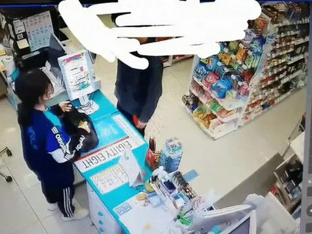 韓国でコンビニのアルバイトスタッフが客にマスクの着用を促したら暴行された瞬間が話題に