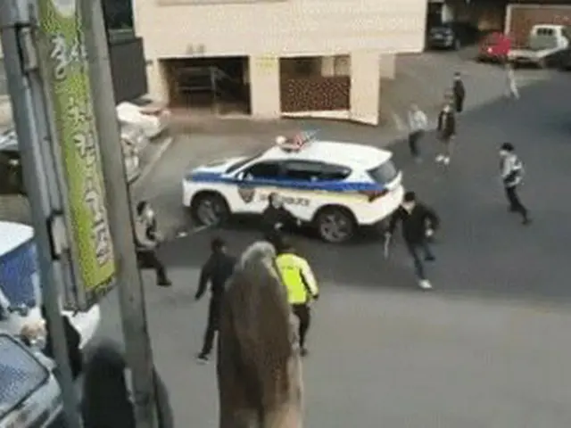韓国の京畿道楊平で起きた凶器振り回し騒動の現場から警察官が逃げていく瞬間が話題に