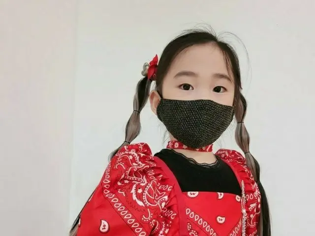 女優キム・ガヨン、手作りのBLACKPINK LISA「LALISA」の衣装を着た娘を公開